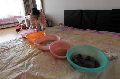 武穴楼上漏水，住户失联，小区没物管，业主维权难！律师来支招……